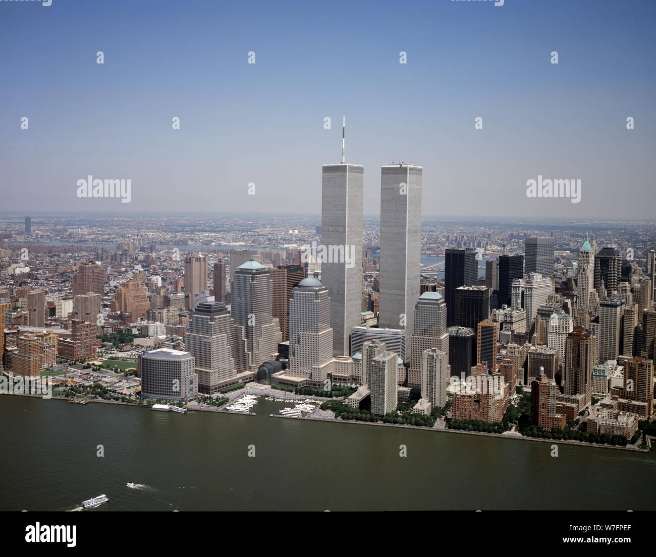 Luftaufnahme von New York City, in der das World Trade Center Twin Towers prominent ist Stockfoto