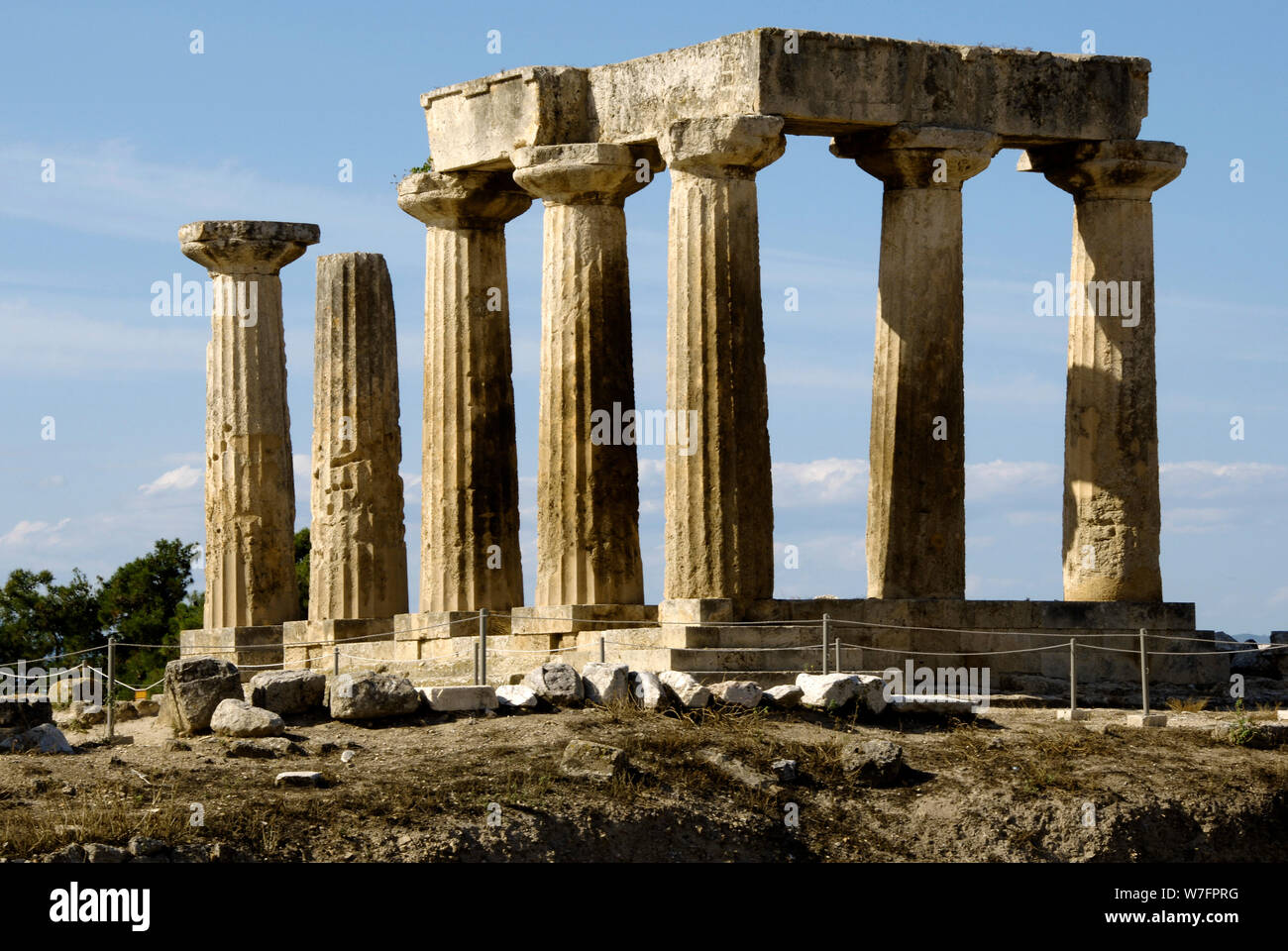 Griechenland. Alt-korinth (polis). Die Ruinen der Tempel des Apollo, 6. Jahrhundert v. Chr.. Dorischen Stil. Region Peloponnes. Stockfoto