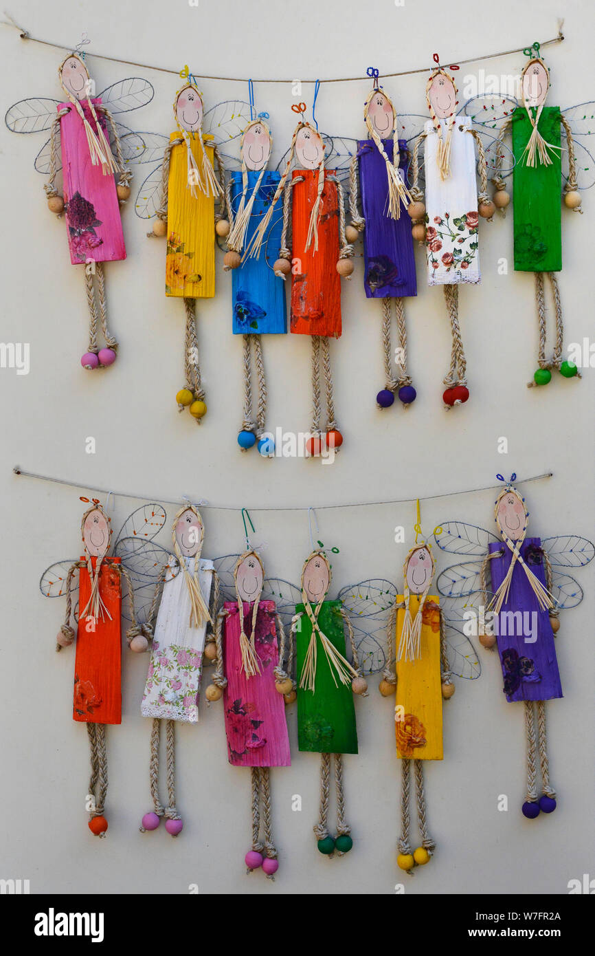Lustige, farbenfrohe und dekorative Schmetterlinge/Engel/Elfen/Feen hängen für den Verkauf auf eine Zeichenkette. Pula/Grisignana, Istrien, Kroatien, Europa Stockfoto