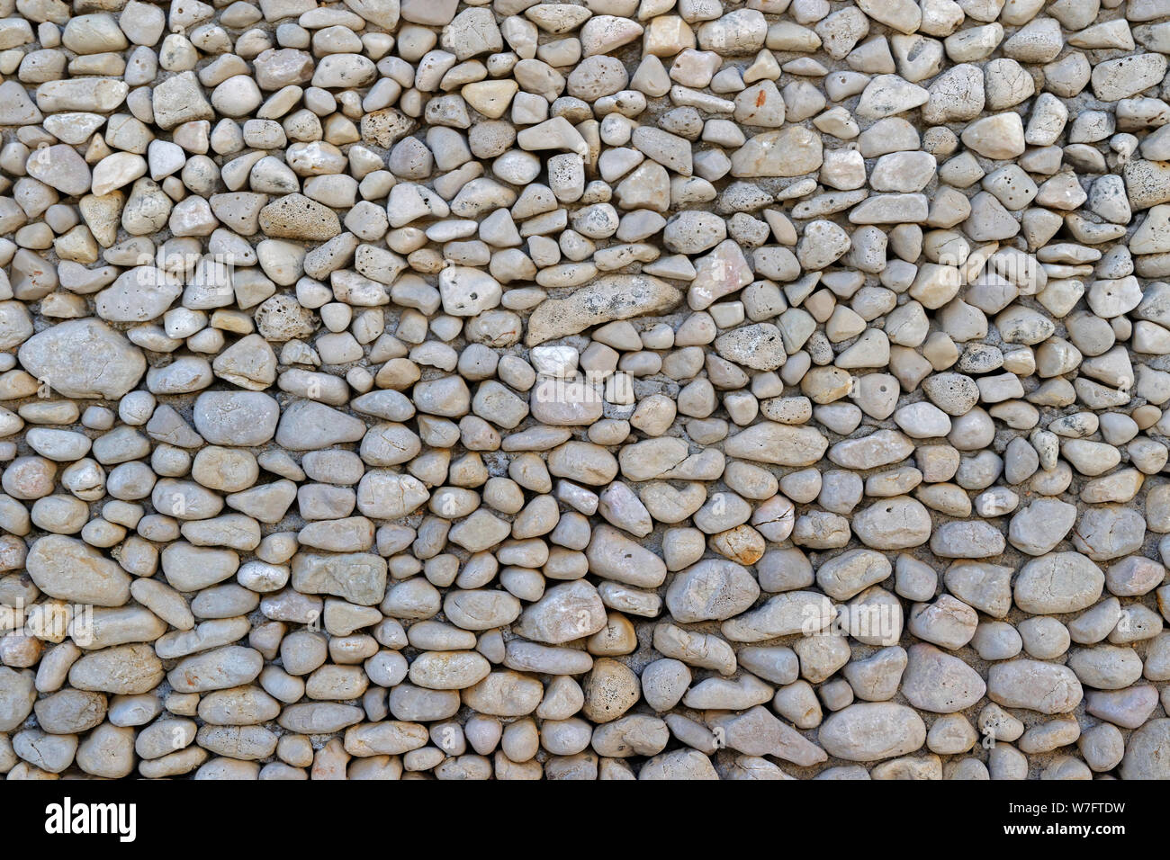 Pebbles Anordnung Inset in Beton. Stockfoto