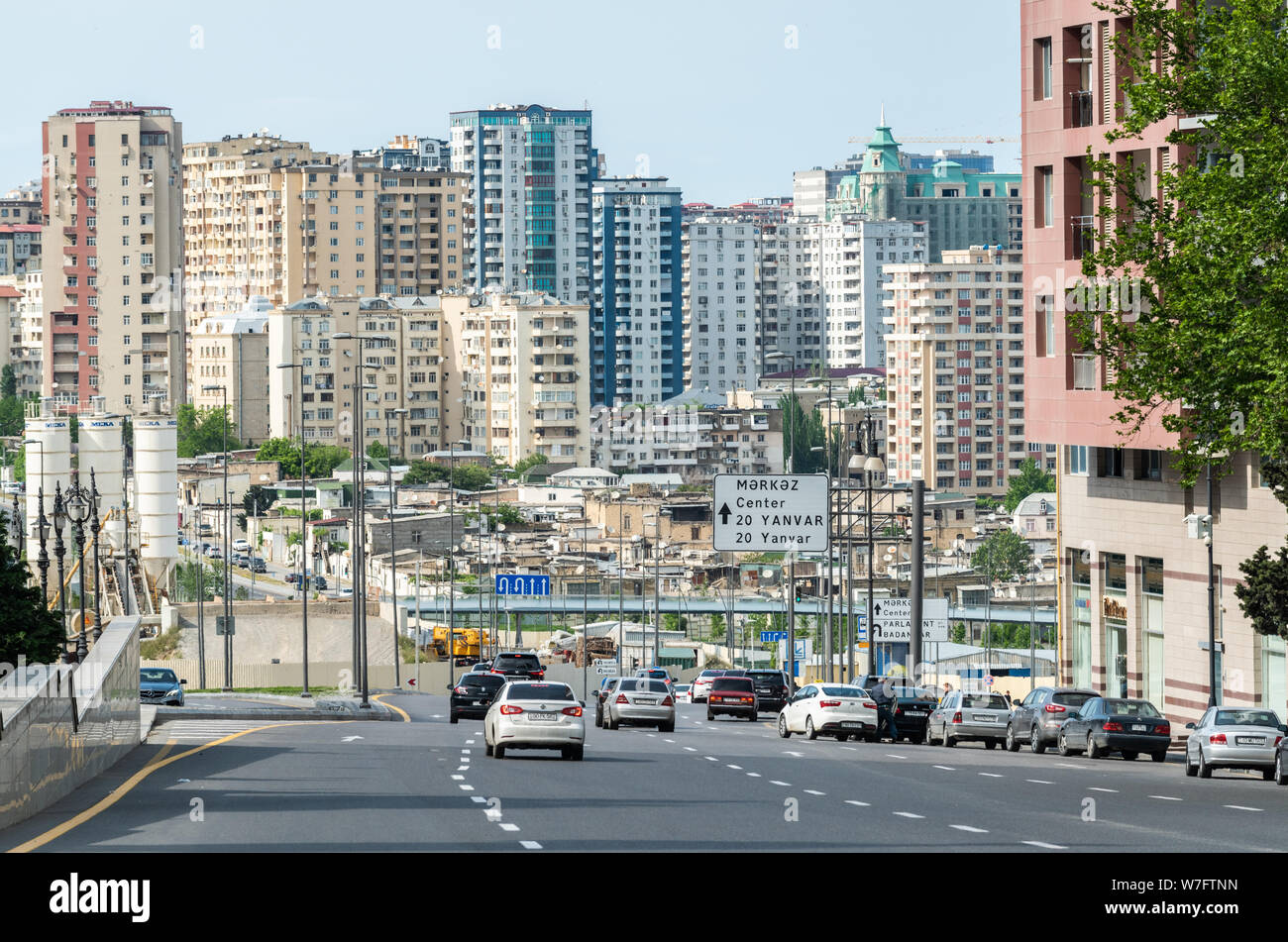 Baku, Aserbaidschan, 11. Mai 2019. Street View auf Abdulla Shaig Straße in Baku, mit Gebäuden und Autos. Stockfoto