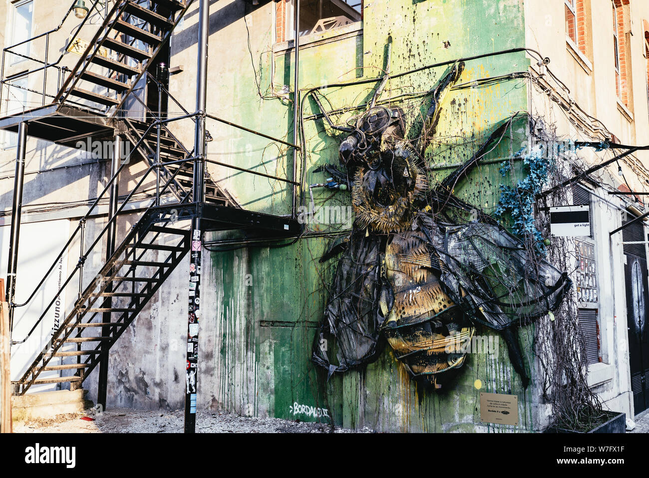 Große dekorative Biene Kunstwerk auf einer Außenwand Stockfoto