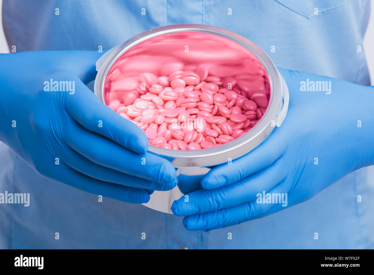 Ungeschweißten Wachs für Haarentfernung in Händen. Stockfoto