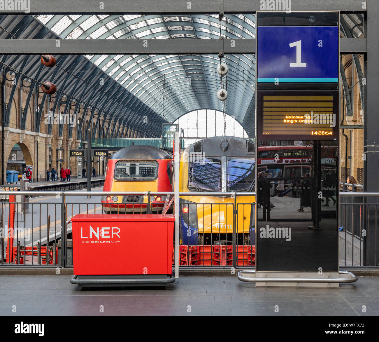 Klasse 800 Azuma Kings Cross Station Stockfotografie Alamy
