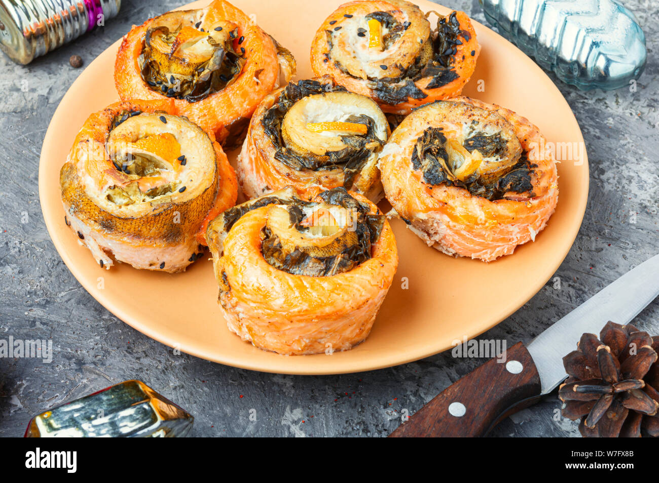 Lachs und Zander fisch Rosen. Kulinarische Weihnachten Stockfoto