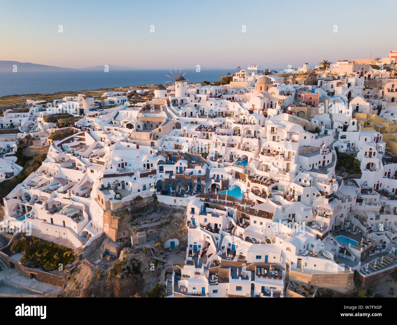 Luftaufnahme der Insel Santorini, Griechenland, das Dorf Oia mit Windmühlen und weißen Häusern. Sonnenuntergang Blick auf romantische Insel von quadcopter Stockfoto