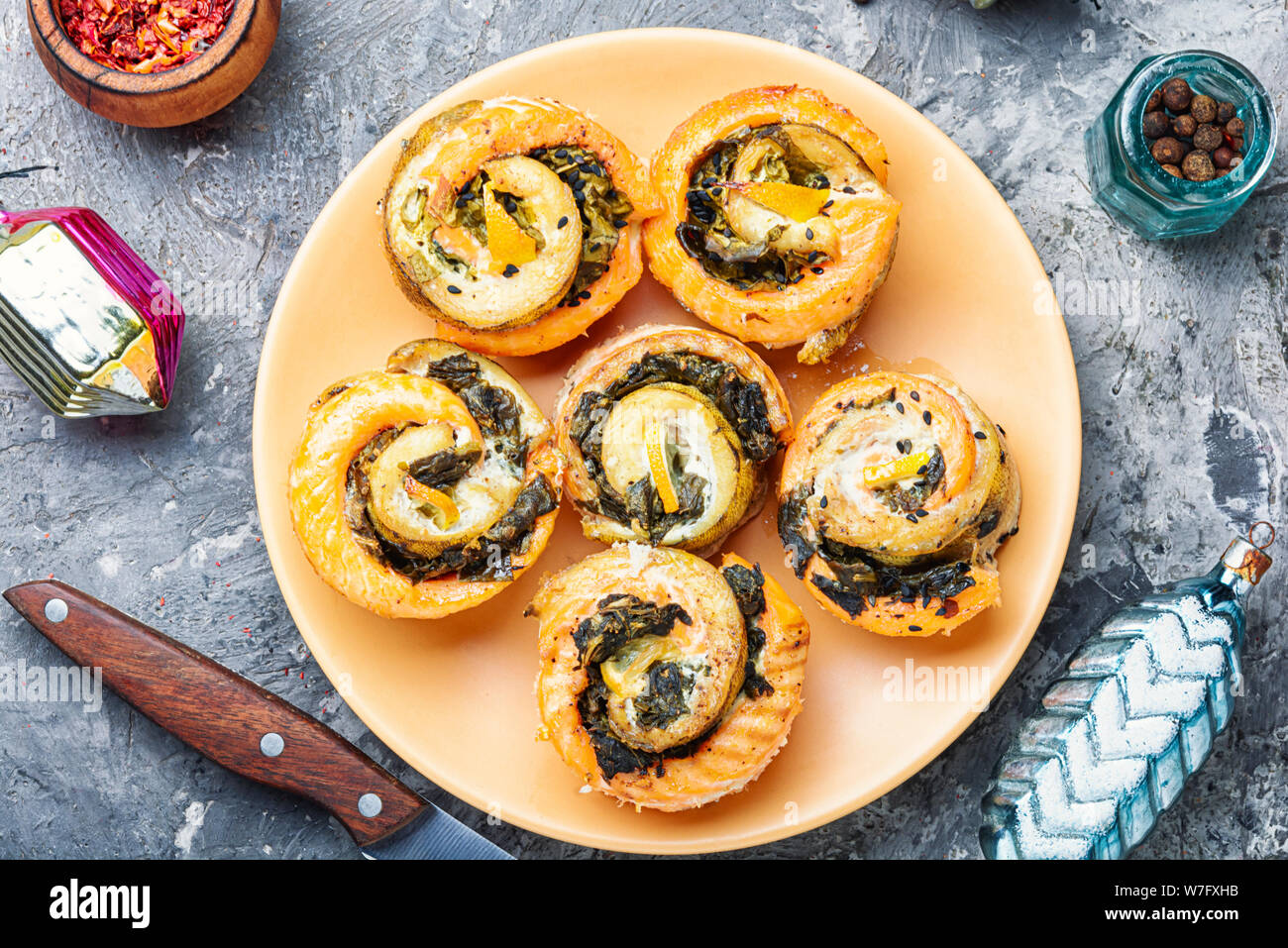 Lachs und Zander fisch Rosen. Kulinarische Weihnachten Stockfoto
