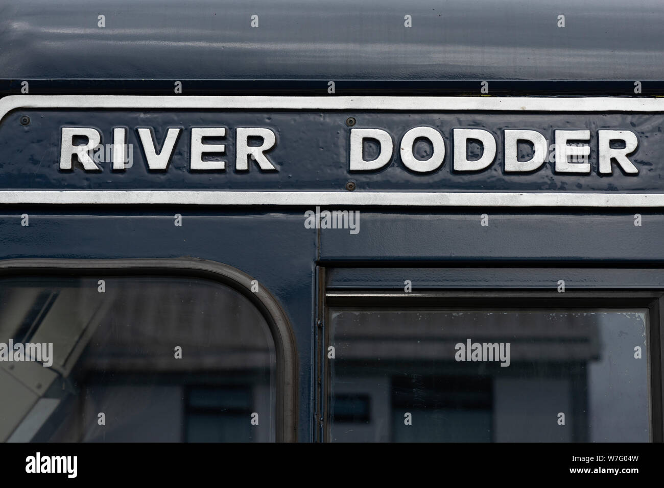 River Dodder Logo auf dunkelblauer 201-Klasse-Diesellokomotive als Belmond Grand Hibernian Luxury Sleeper Dedicated Locomotive Stockfoto
