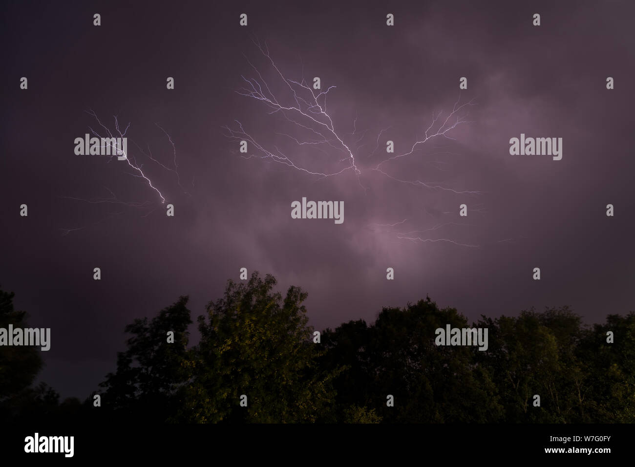 Gewitter, Beleuchtung und Donner in einem Sturm in Caceres, Spanien Stockfoto