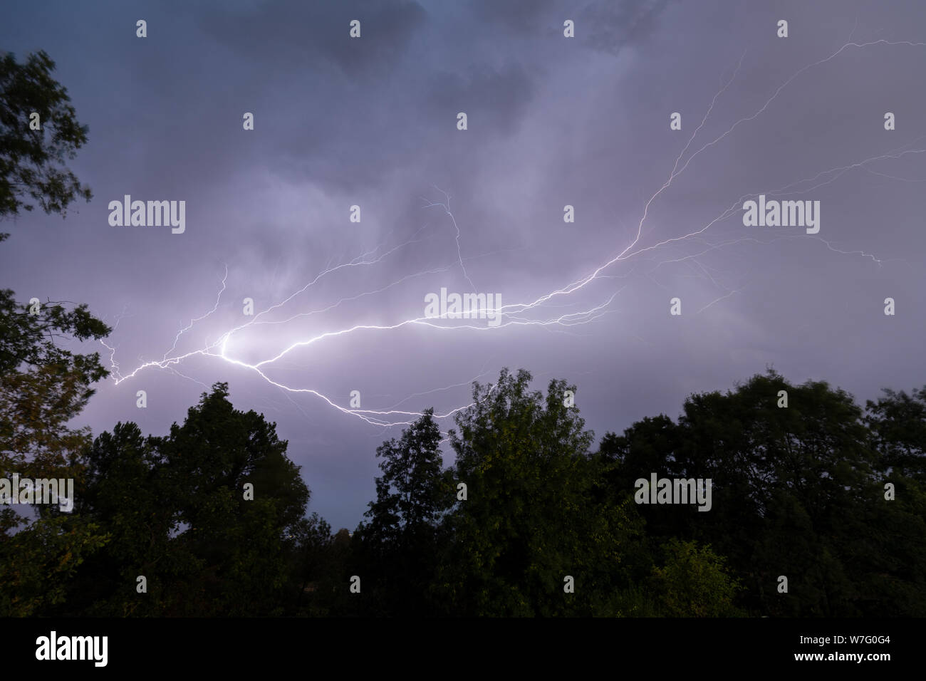 Gewitter, Beleuchtung und Donner in einem Sturm in Caceres, Spanien Stockfoto