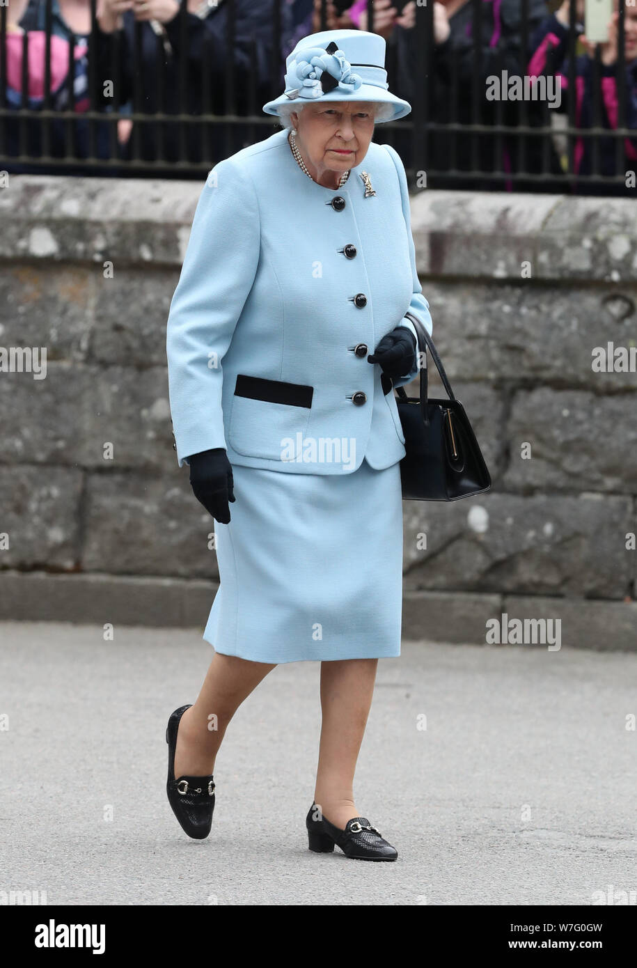 Königin Elizabeth II. während einer Inspektion der Balaklawa Firma, 5 Bataillon des Royal Regiment von Schottland vor den Toren bei Balmoral, wie sie die Sommerresidenz auf der Burg. Stockfoto