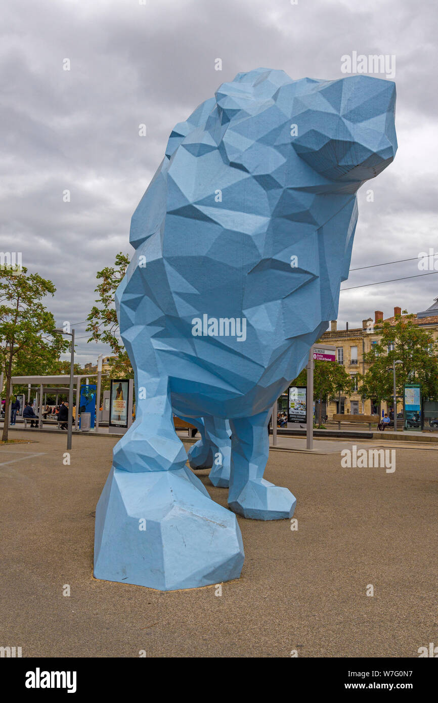 Le Lion de Vailhan auf La Bastide am Place de Stalingrad, Bordeaux, Frankreich. Die großen Blue Lion wurde von dem französischen Künstler Xavier Veilhan in 2005 erstellt Stockfoto