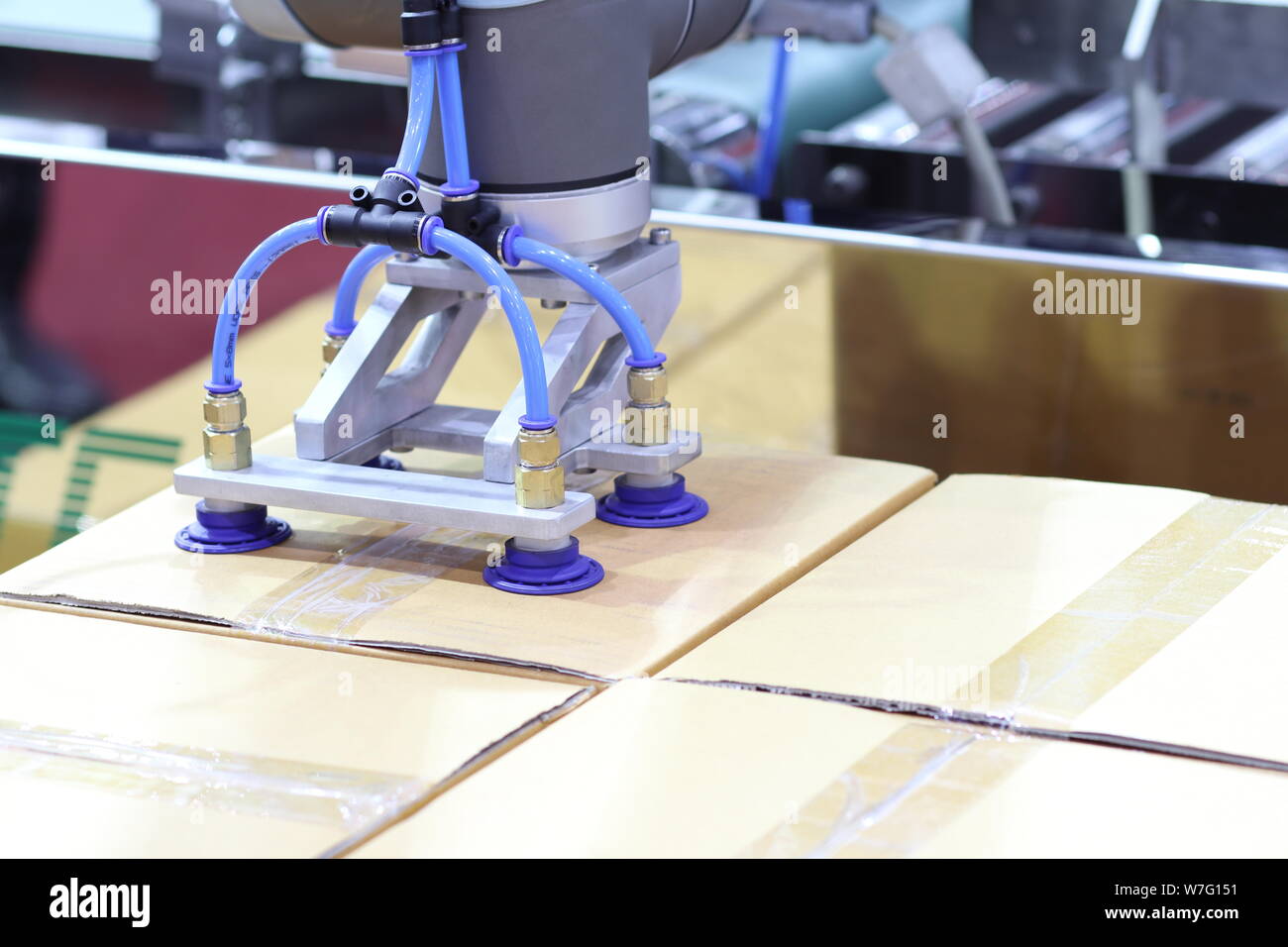 Der Roboterarm transfers Karton zu Fließband; close up Stockfoto