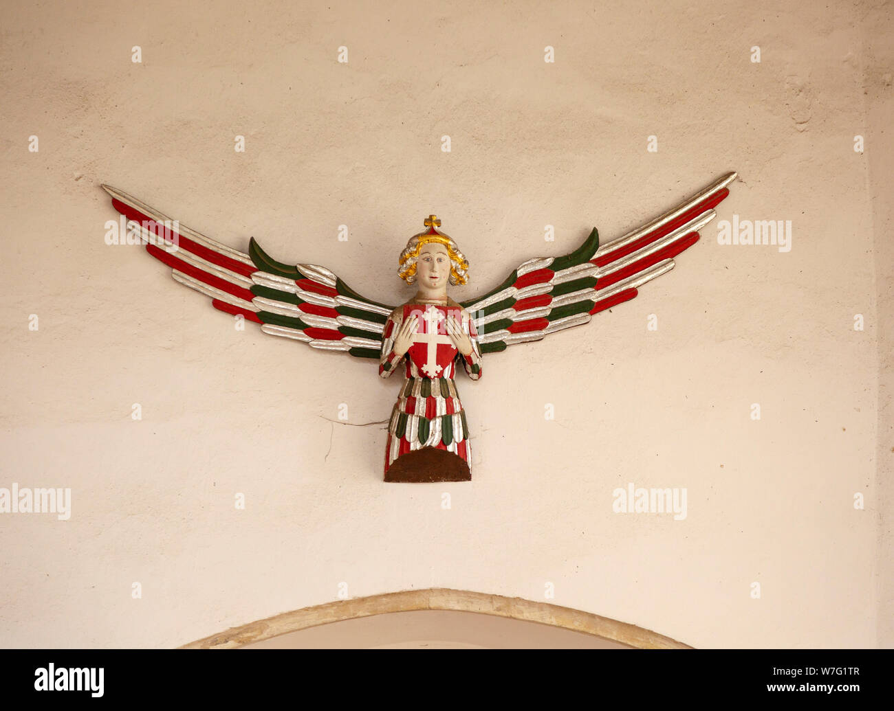 Geschnitzte und bemalte hölzerne Engel an der Wand, Kirche der Heiligen Dreifaltigkeit, Blythburgh, Suffolk, England, Großbritannien Stockfoto