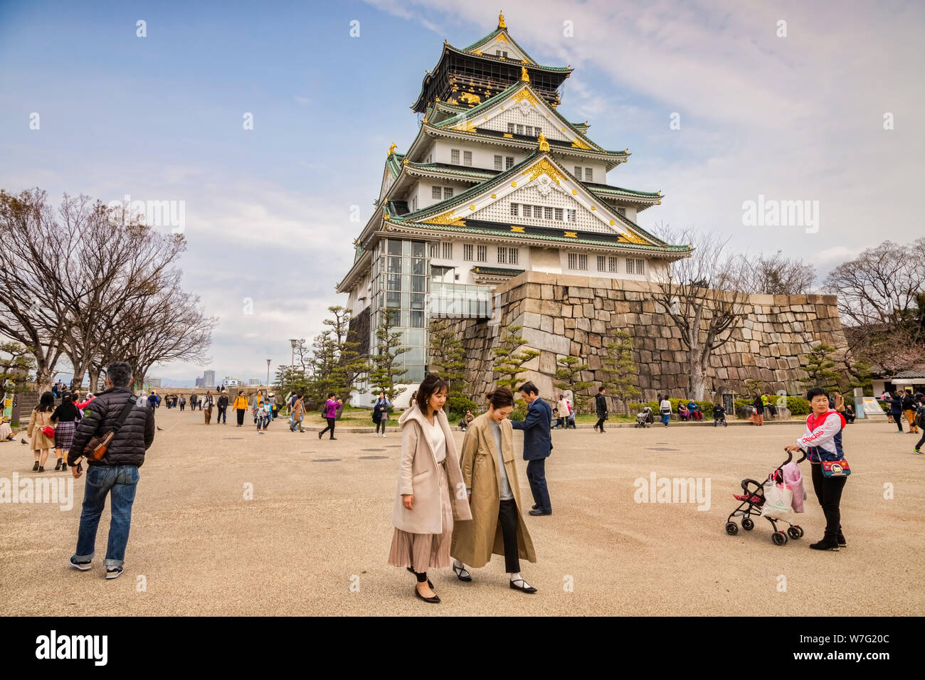 28. März 2019: Osaka, Japan - die Besucher vor dem Bergfried der Burg Osaka Stockfoto