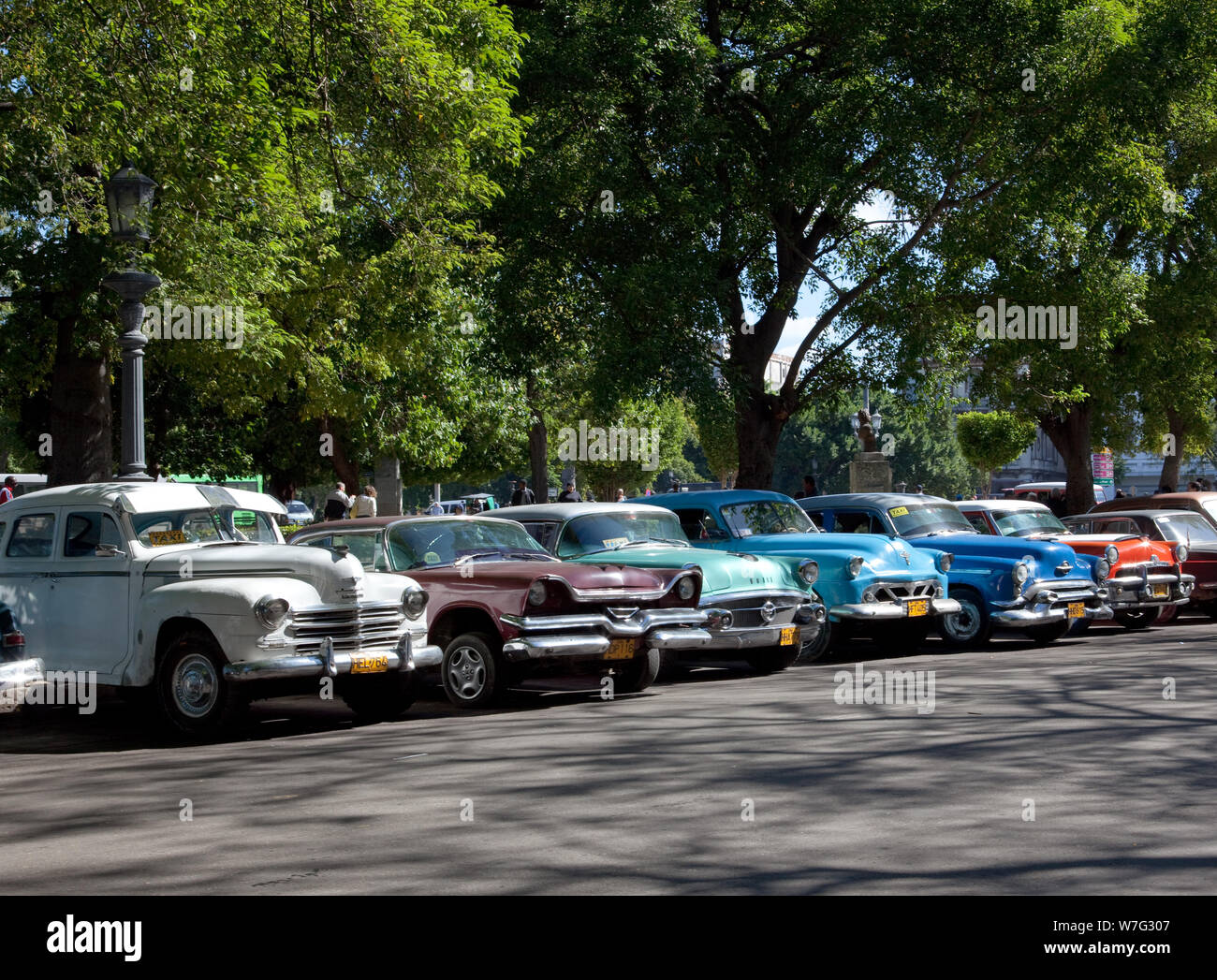Amerikanische Oldtimer Line up in der Nähe der Havana, Kuba, Capitol und Chinatown in der Altstadt von Havanna, Kuba Stockfoto