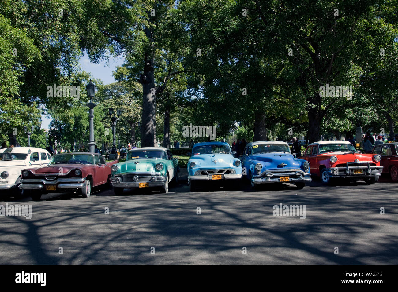 Amerikanische Oldtimer Line up in der Nähe der Havana, Kuba, Capitol und Chinatown in der Altstadt von Havanna, Kuba Stockfoto