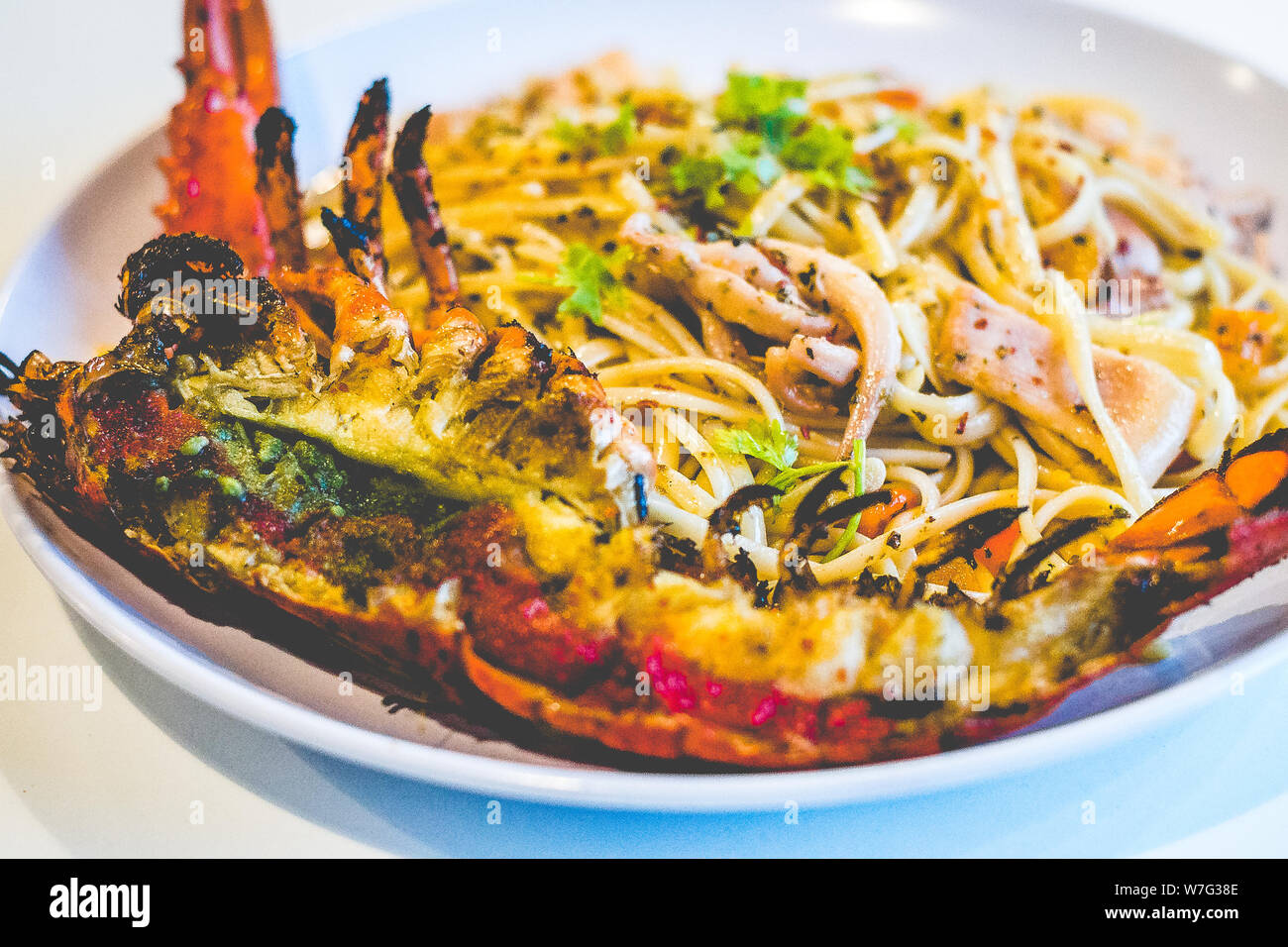 Aglio Olio La Kanadischen linguine (mit squid Schichten und kanadischen Halber Hummer) Stockfoto