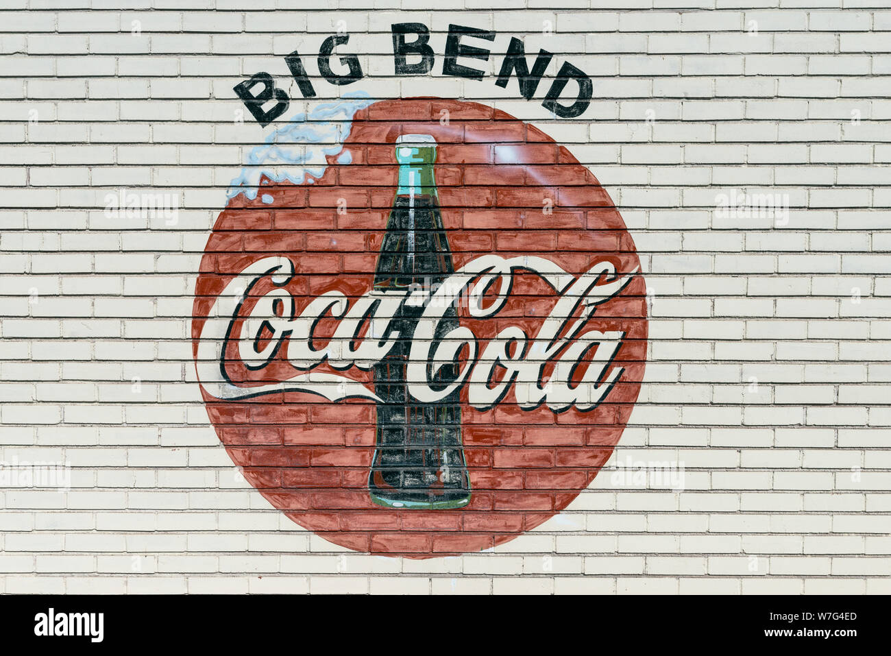 Eine alte Firma Zeichen erscheint an der Wand eines Coca-Cola-Abfüllanlage außerhalb Alpine, Texas Stockfoto