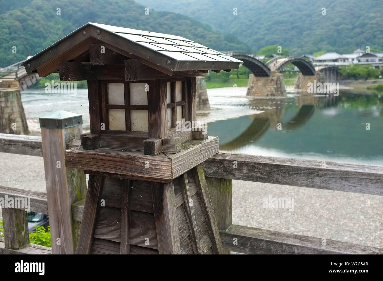 Die kintai Brücke im Jahre 1673 über die Nishiki Flusses gebaut, in der Stadt von Iwakuni, in der Präfektur Yamaguchi, Japan. Stockfoto