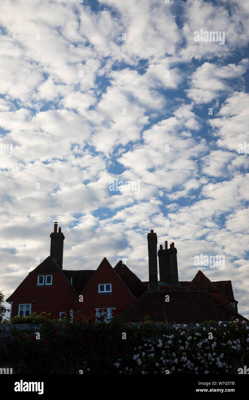 Ungewöhnliche Wolken über Silhouette Haus, Kent, England, Vereinigtes Königreich, Europa Stockfoto