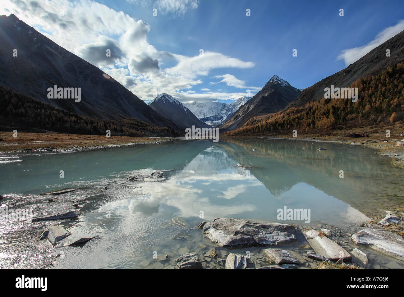 Sonnenaufgang am See Akkemskoe mit Blick auf die belukha Berg, Republik Altai, Russland Stockfoto