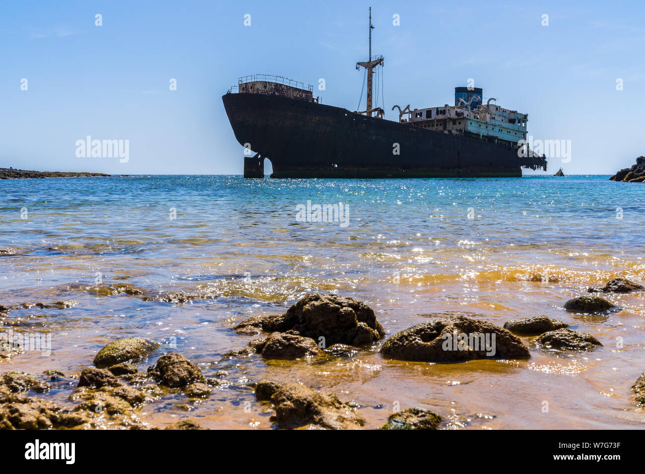 Spanien, Lanzarote, verrostete alte Schiffswrack von Temple Hall an der kleinen Bucht gestrandet Stockfoto