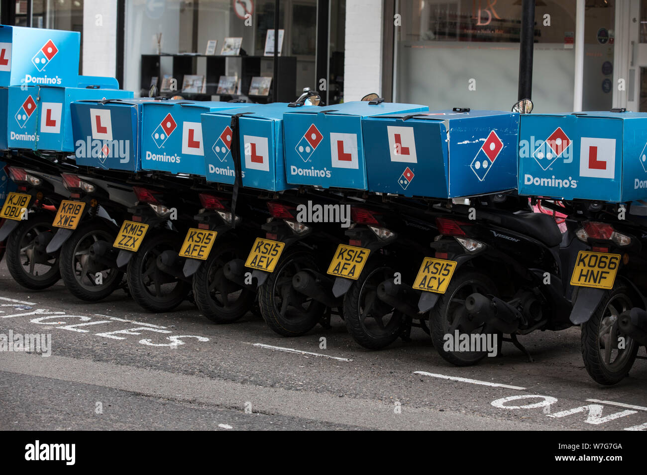 Domino's Pizza Delivery Roller untätig außerhalb einer Niederlassung auf Foley Street, London, UK Stockfoto