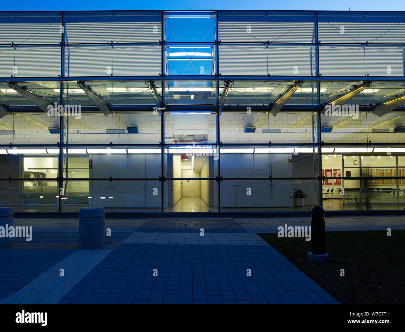 Architektonische kunst Känozoikum Codex an drei Standorten auf Gebäude Exterieur der Volkszählung Computer Facility, Bowie, Maryland Stockfoto