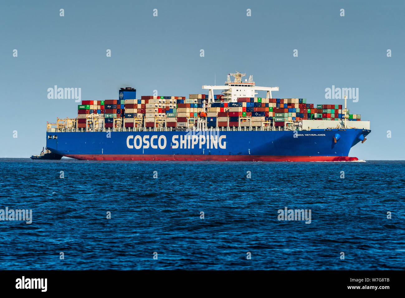 Das Containerschiff Cosco Niederlande verlangsamt sich, als es sich dem Hafen von Felixstowe nähert. COSCO ist die China Ocean Shipping Company. Stockfoto