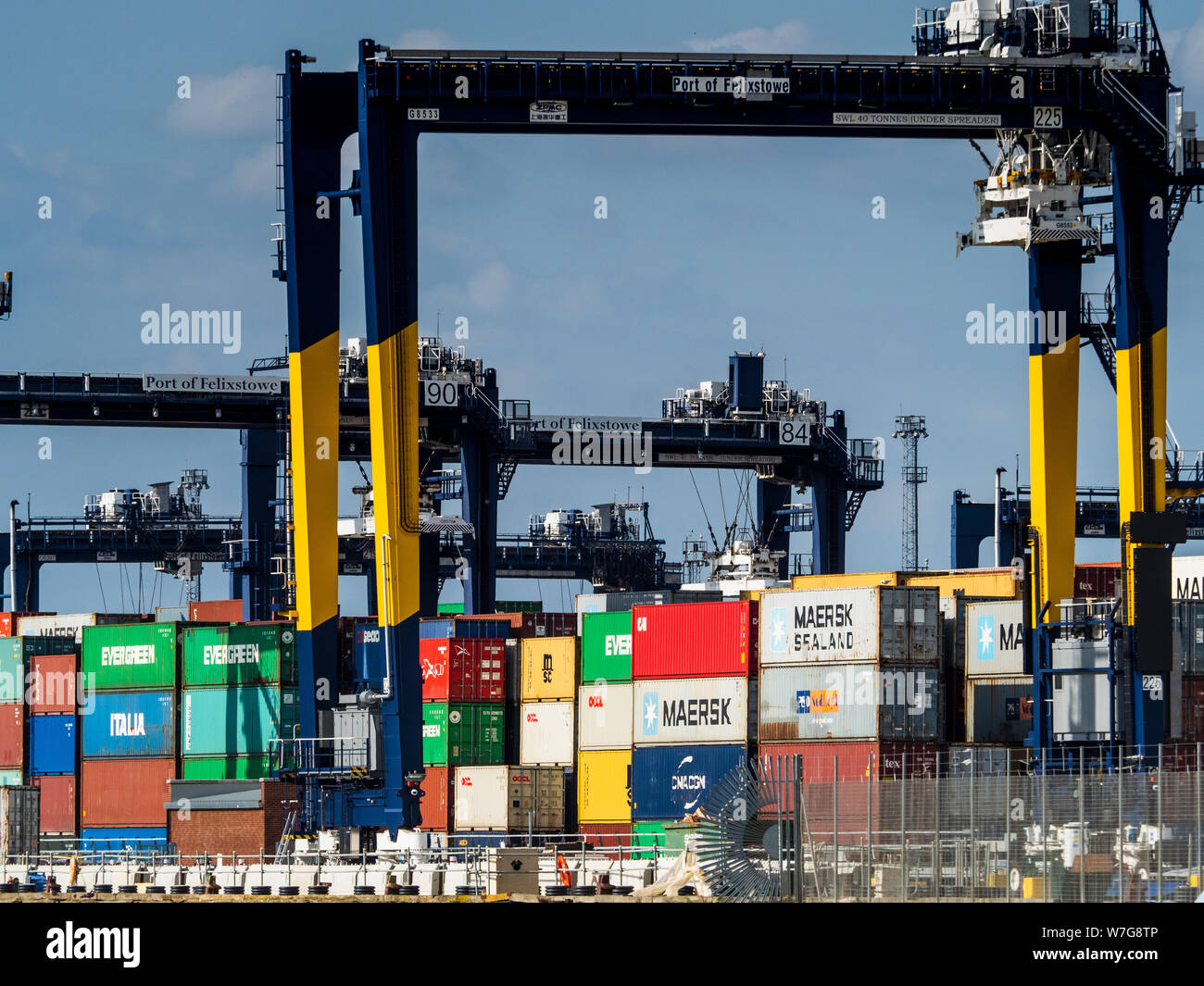Intermodale Schiffscontainer am Felixstowe Container Port in Suffolk, Ostengland. Der Hafen von Felixstowe ist der größte Containerhafen Großbritanniens. Stockfoto