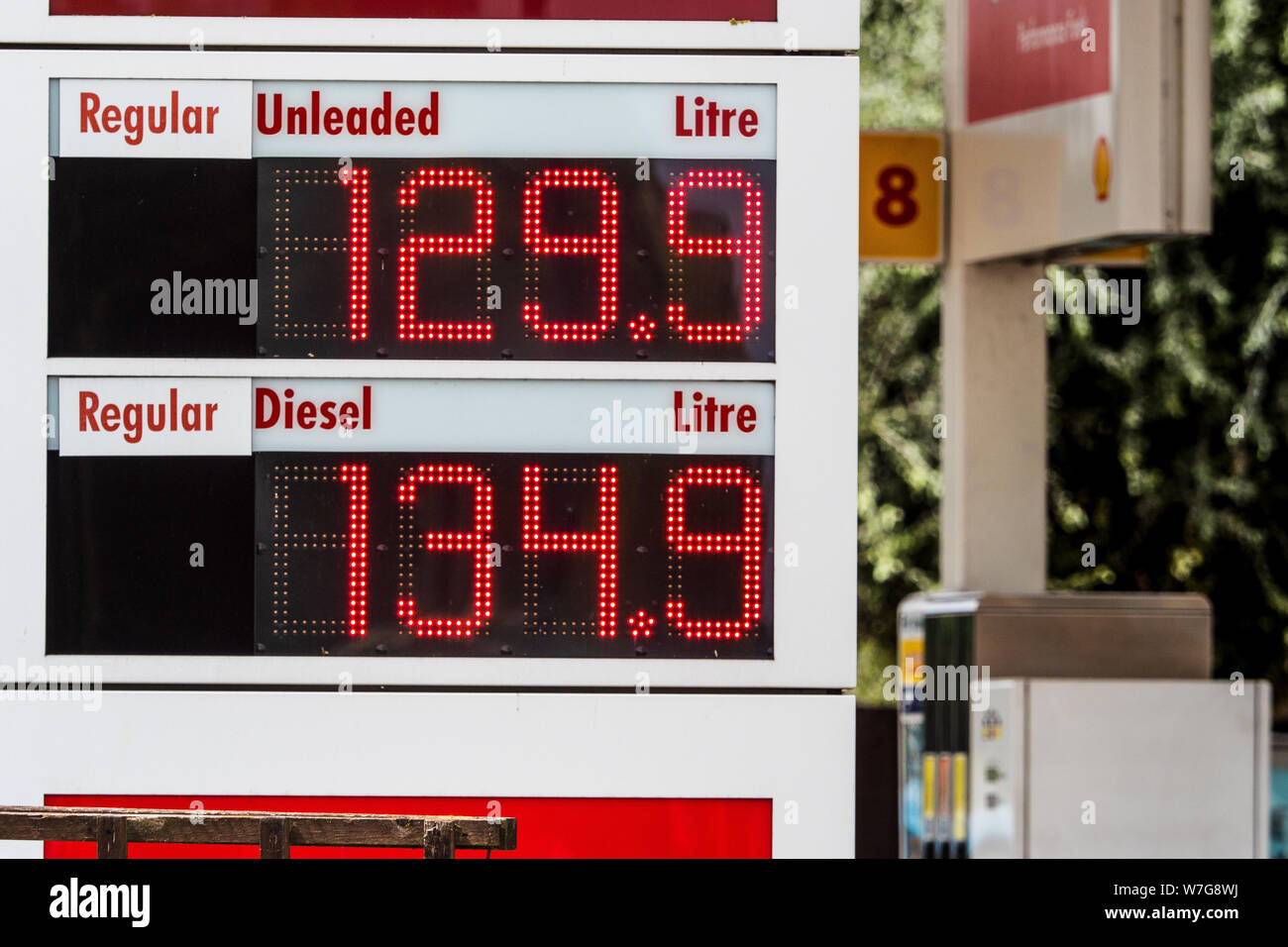 De Spritpreise - Benzin und Diesel Preise außerhalb einer Tankstelle in Großbritannien Stockfoto