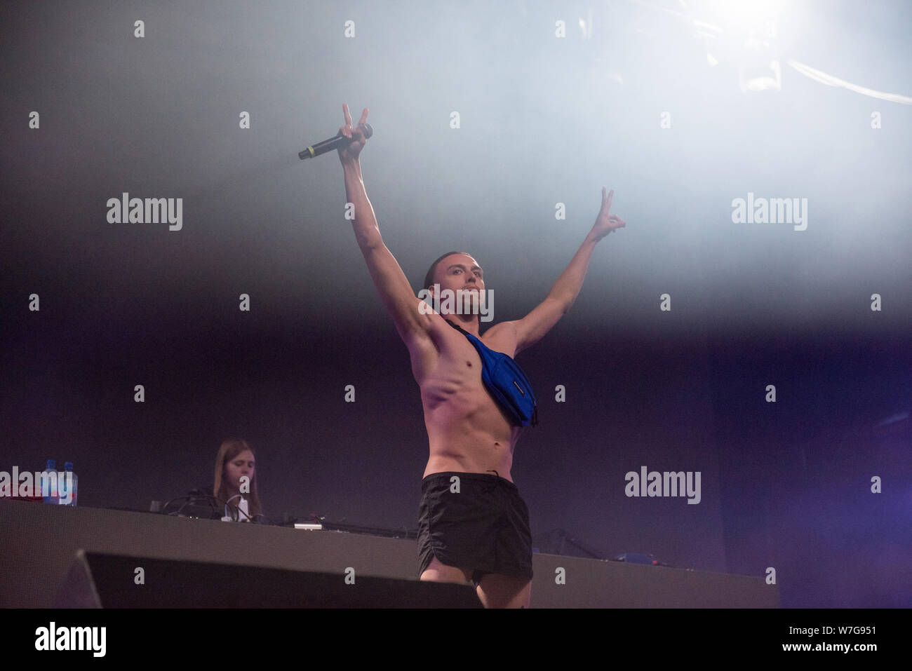 BONTIDA, Rumänien - Juli 19, 2019: Exzentrische Estnische rapper Tommy Cash bei einem live Konzert in Electric Castle Festival Stockfoto