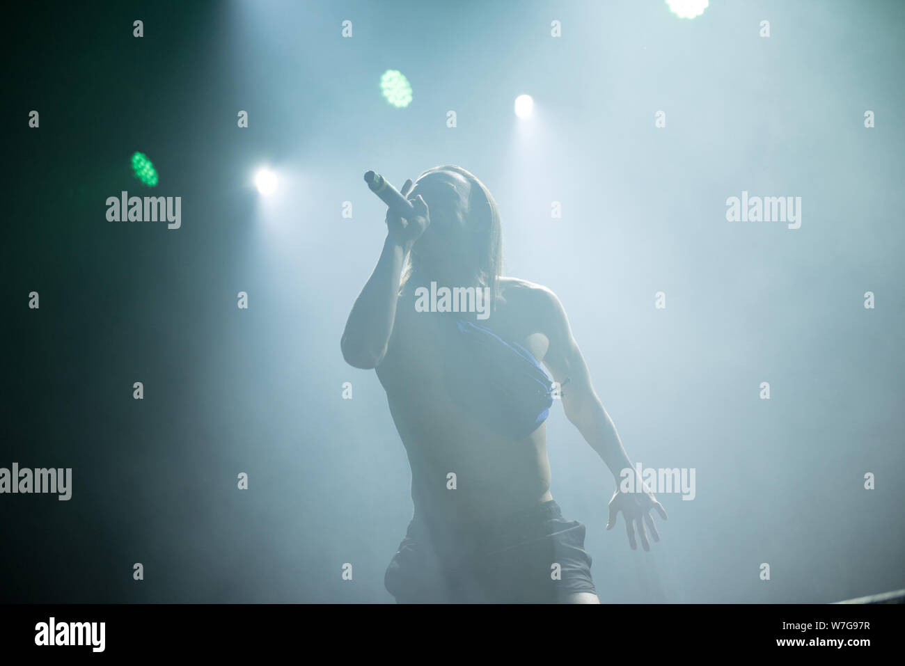 BONTIDA, Rumänien - Juli 19, 2019: Exzentrische Estnische rapper Tommy Cash bei einem live Konzert in Electric Castle Festival Stockfoto