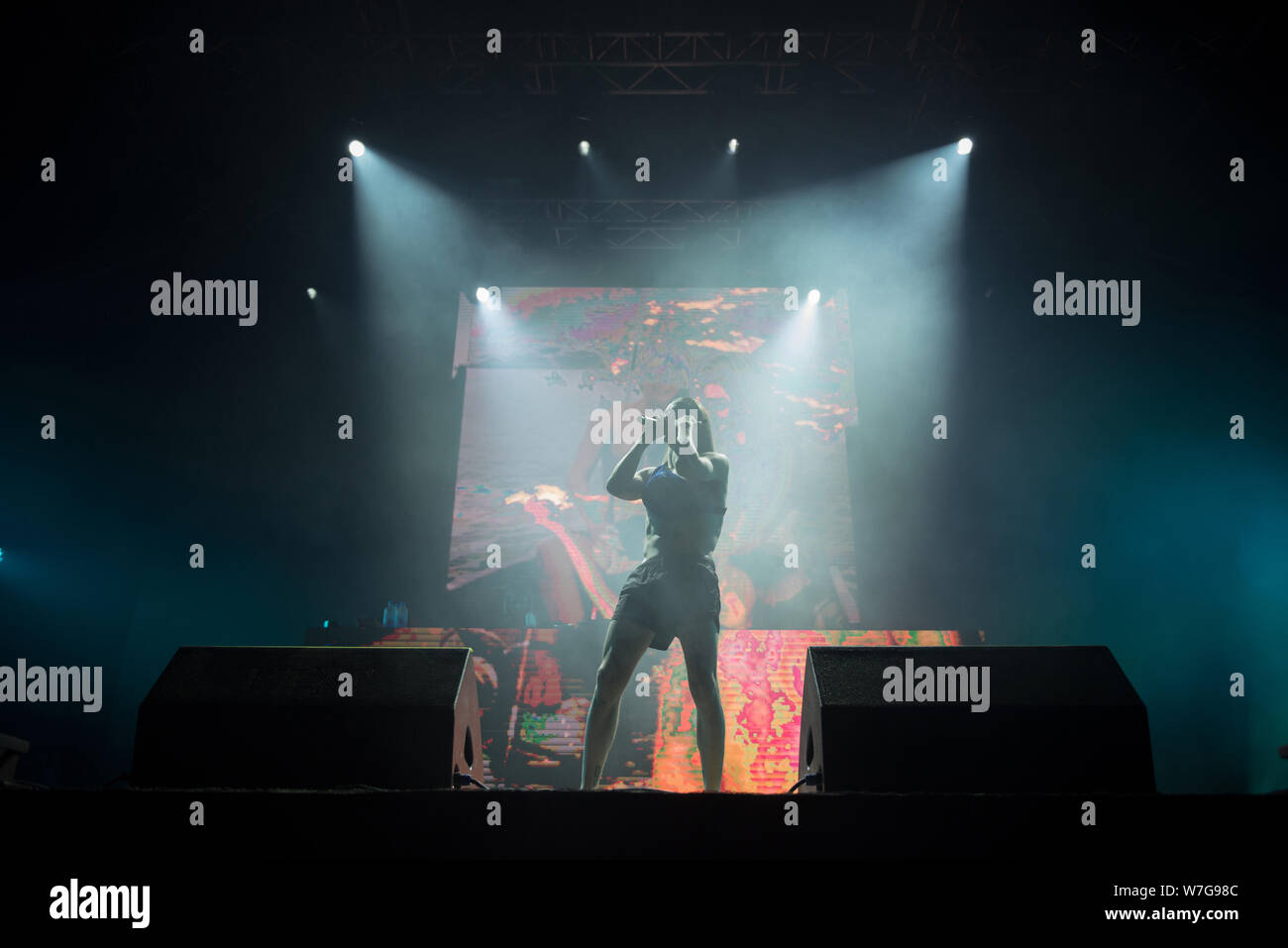 BONTIDA, Rumänien - Juli 19, 2019: Exzentrische Estnische rapper Tommy Cash bei einem live Konzert in Electric Castle Festival Stockfoto