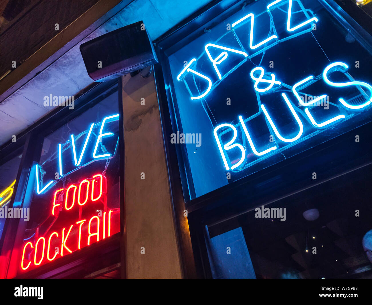 Chicago Illinois Usa 10 Mai 19 Nachtleben Mit Jazz Und Blues Musik Retro Bar Mit Roten Und Blauen Leuchtreklame Essen Und Cocktails Stockfotografie Alamy