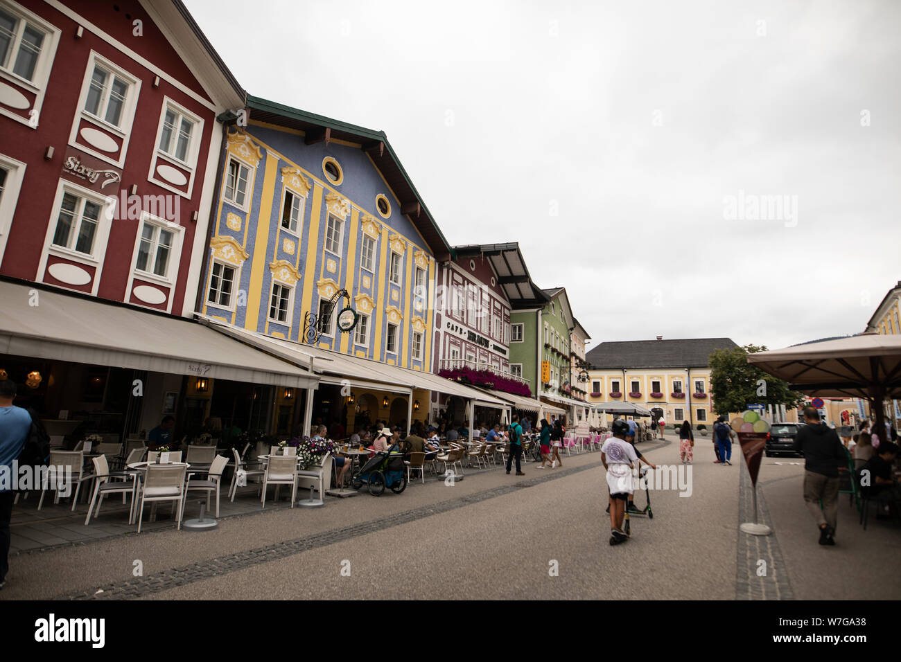 Restaurants, Cafés und Geschäfte säumen den Marktplatz in Mondsee, Österreich. Stockfoto