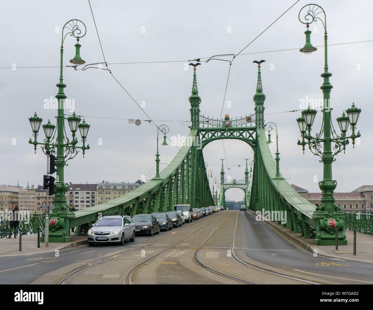 Budapest, Ungarn - 24. März, 2018: der Szabadság híd (Freiheitsbrücke) ist an der Donau verbindet Buda und Pest. Außergewöhnlich offen für Fußgänger ein Stockfoto