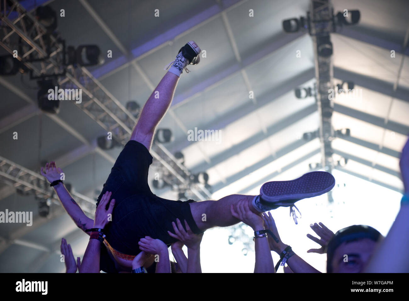 BONTIDA, Rumänien - Juli 20, 2019: Englisch Metalcore Band, während Sie schläft Durchführen einer live Rock Konzert in Electric Castle Festival Stockfoto