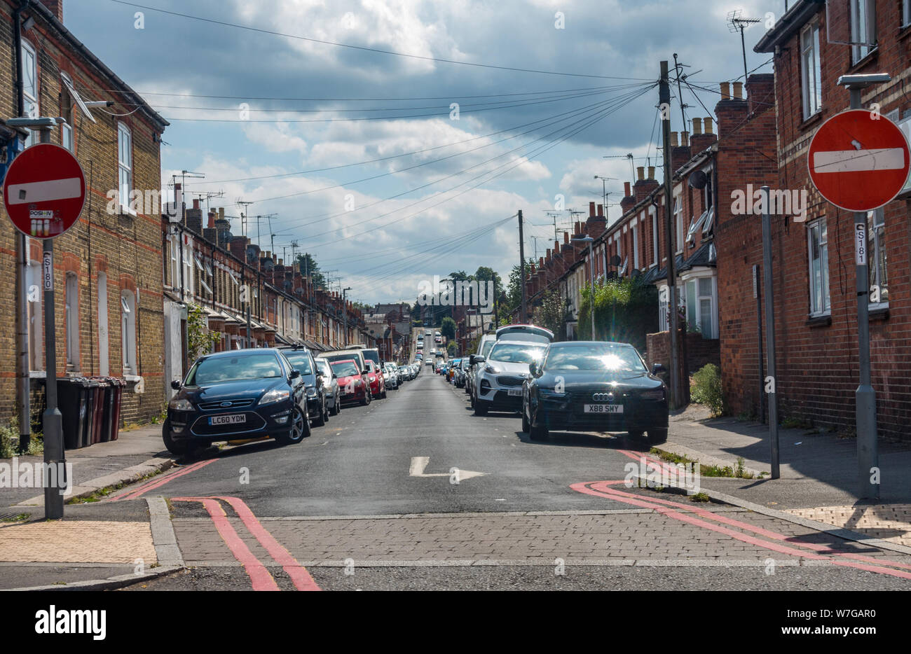 Die Kreuzung der Cranbury Straße mit der Oxford Road in Reading, Berkshire, Großbritannien. Geparkte Autos und Reihenhäuser Linie Cranbury Straße. Stockfoto