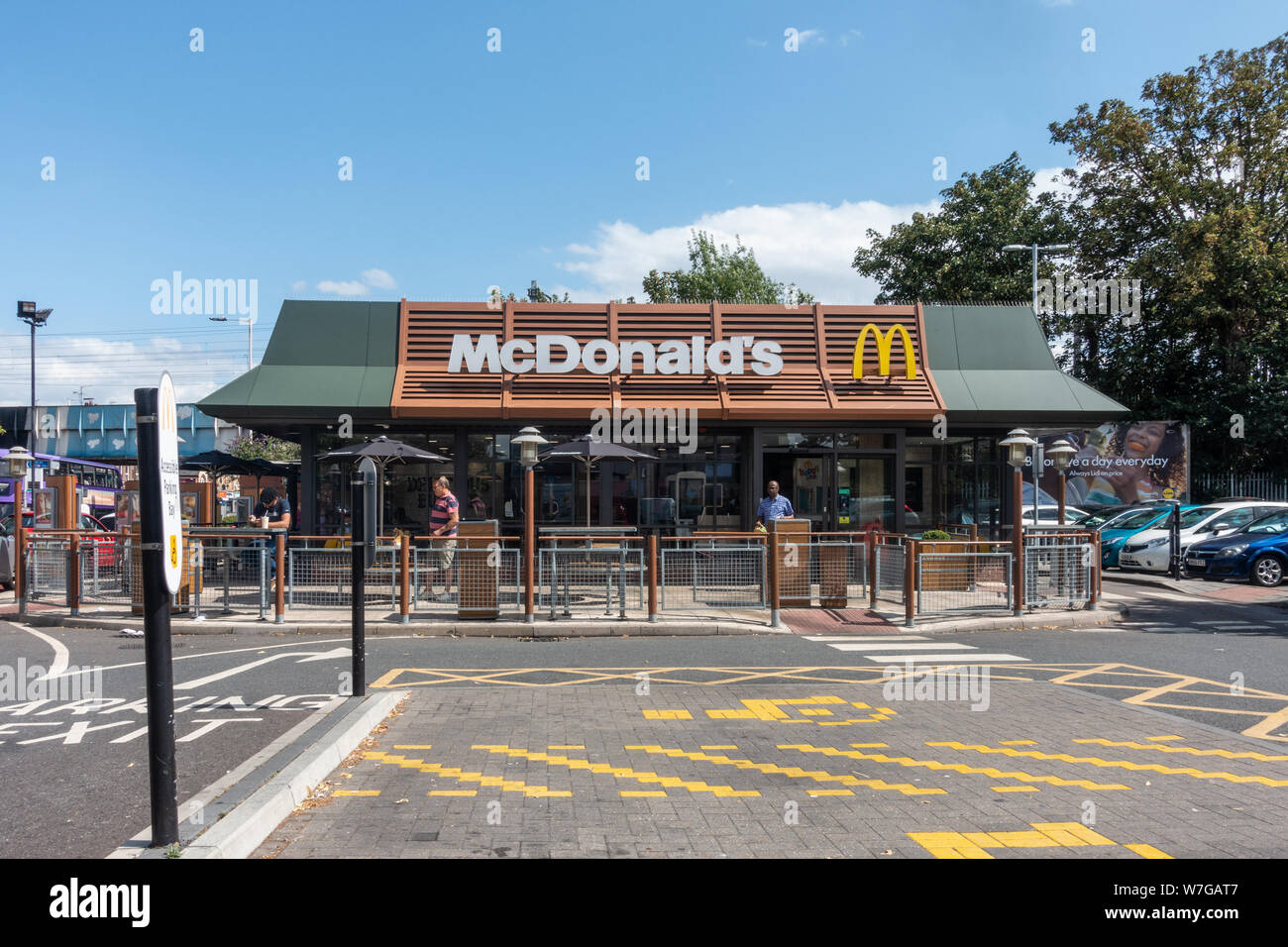 Die McDonalds Fast Food Restaurant in der Oxford Street, Reding, Berkshire, Großbritannien Stockfoto