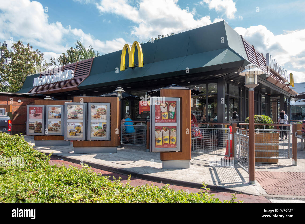 Die McDonalds Fast Food Restaurant in der Oxford Street, Reding, Berkshire, Großbritannien Stockfoto