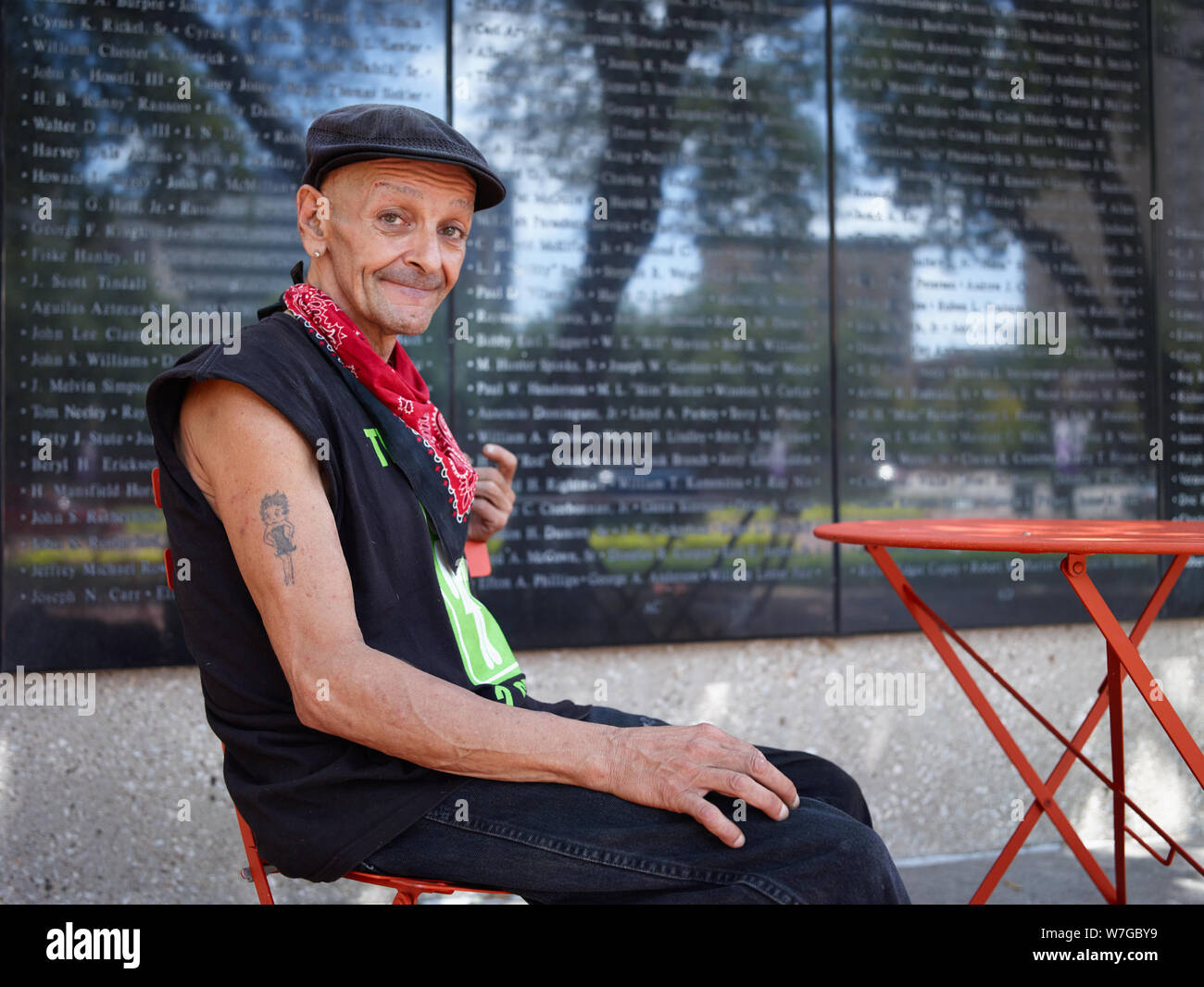 Bewaffneten Dienst veteran Frank Smith, der kämpft, Magenkrebs, verbringt seine Tage in den Straßen von Dallas, Texas, seine Tochter lebt mit ihm und hilft mit seiner Fürsorge Stockfoto
