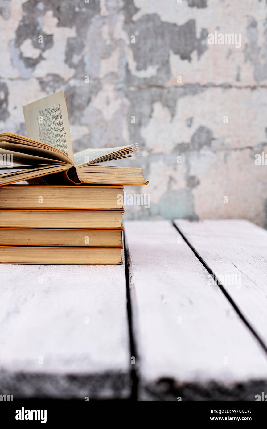 Stapel von alten alten schäbigen Bücher auf einem weißen Holz- Hintergrund. Selektive konzentrieren. Stockfoto