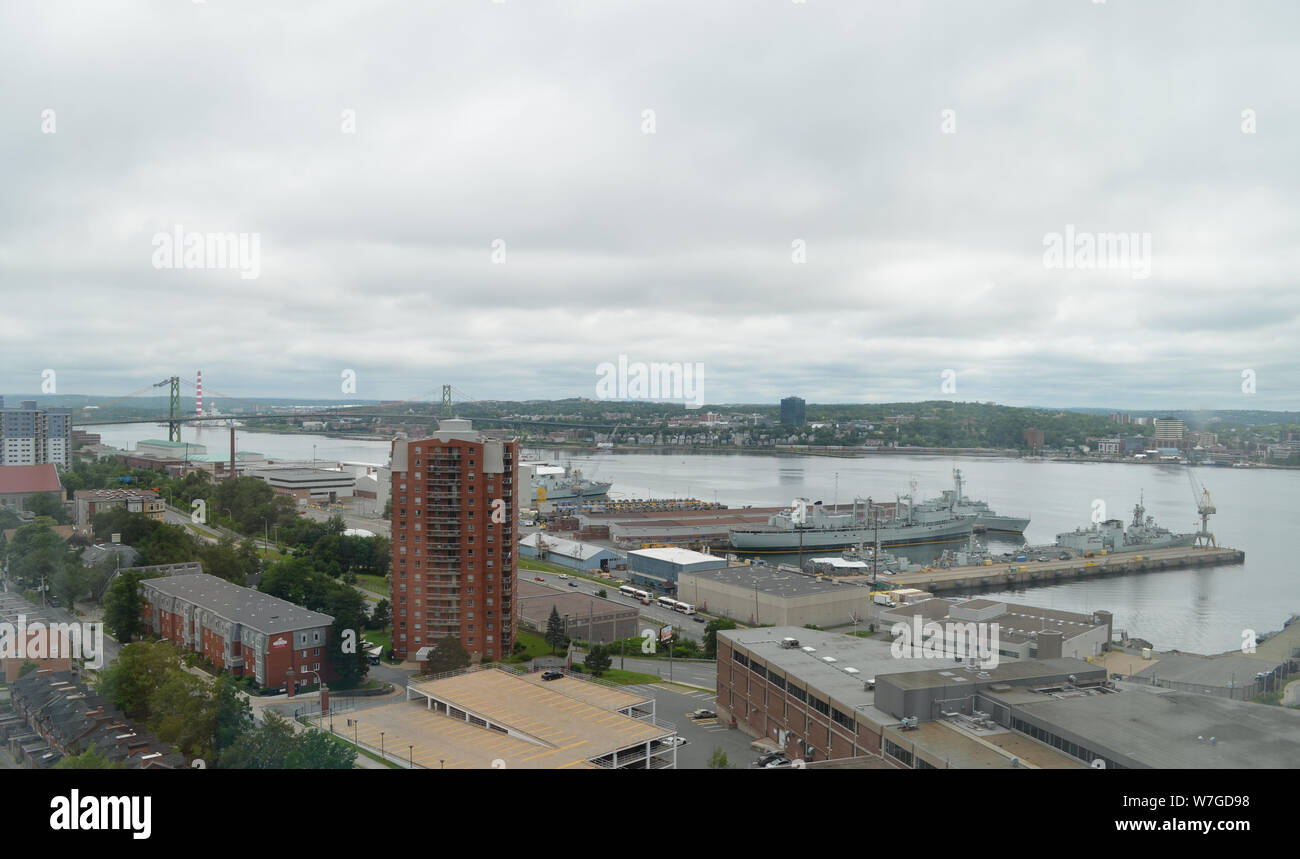 Sommer in Nova Scotia: Mit Blick auf den Hafen von Halifax und MacDonald Brücke Stockfoto