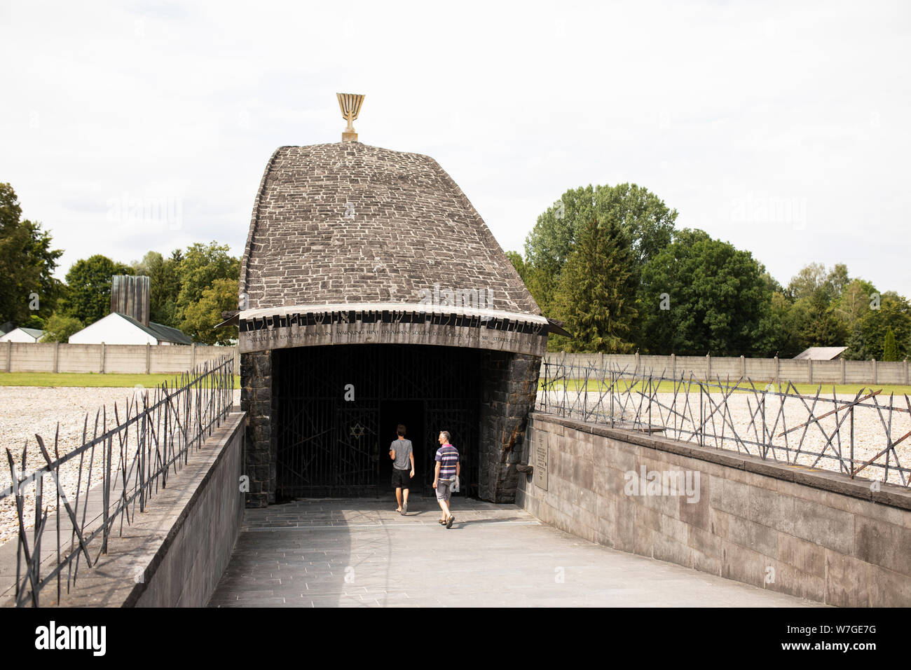 Der Eingang zur jüdischen Gedenkstätte auf dem Gelände des ehemaligen Konzentrationslagers Dachau. Stockfoto