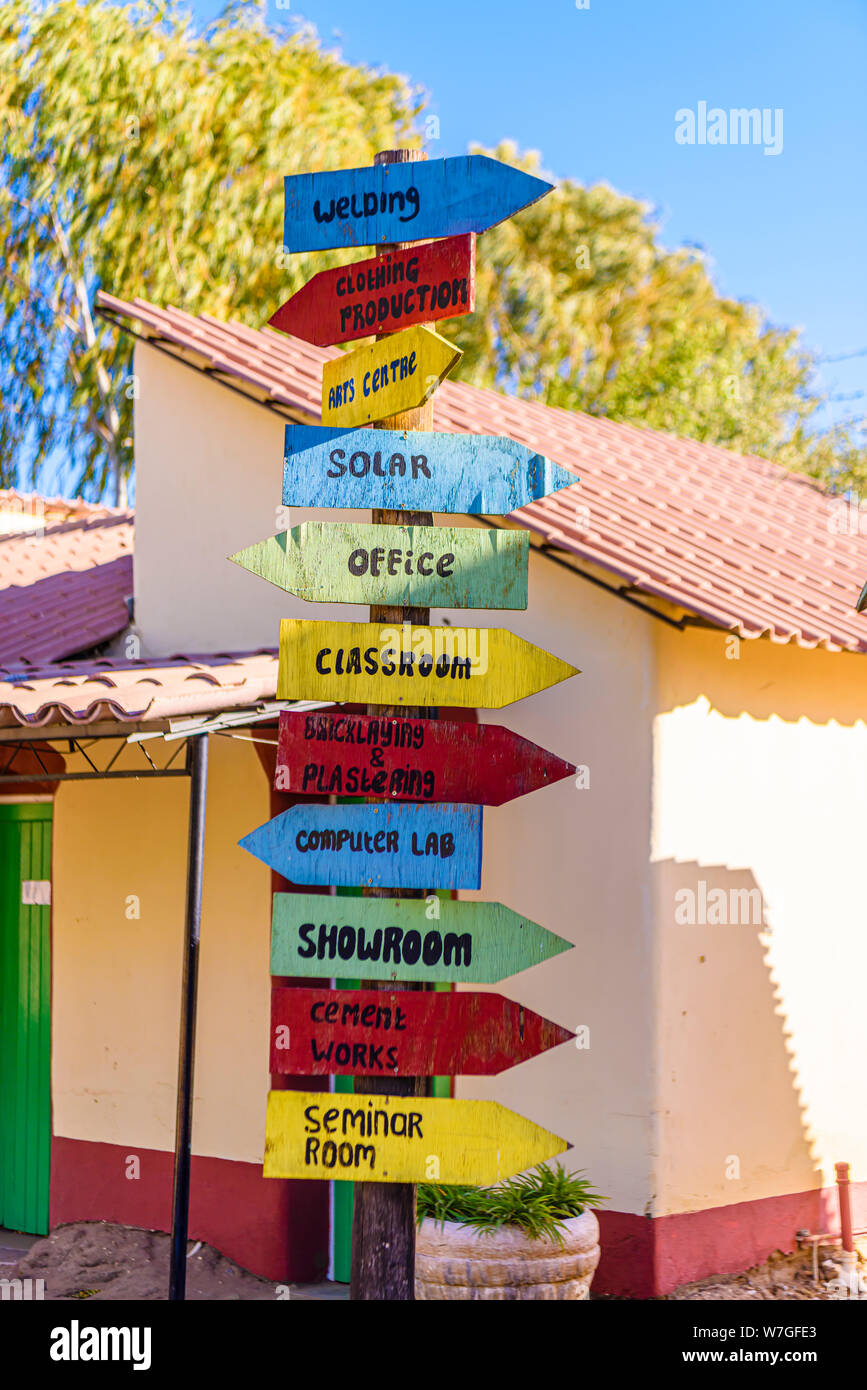 Anzeichen für die unterschiedlichen Abteilungen an einer Schule für junge Menschen, um sie zu wertvollen Fähigkeiten beibringen, Otjiwarongo, Namibia Stockfoto