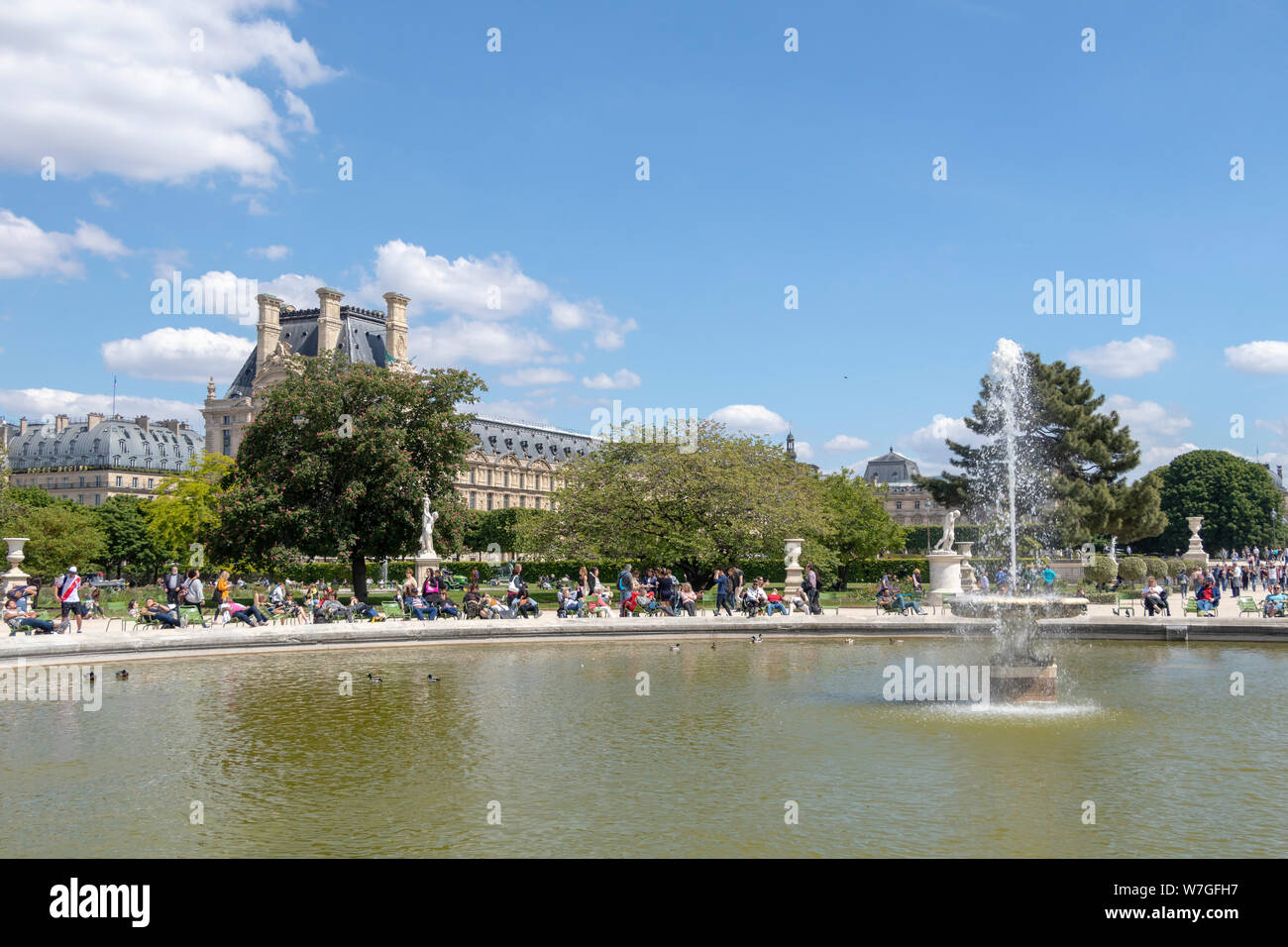 Feder Tuileries Gärten mit Brunnen vor der Louvre, Paris, Frankreich Stockfoto