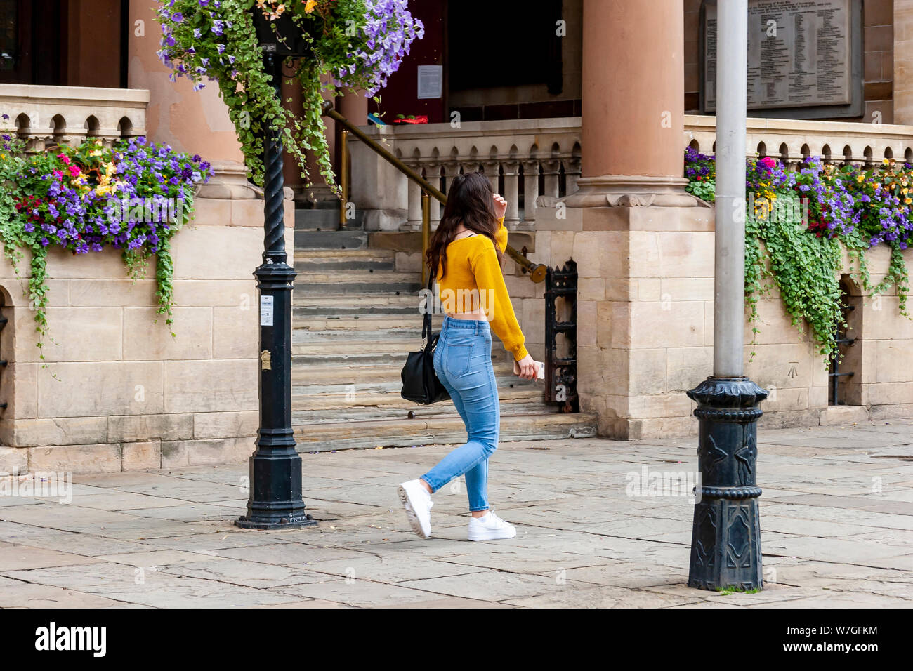 Northampton Town Center eine junge Dame, die an der Guildhall, Northamptonshire, Großbritannien, vorbeiläuft Stockfoto