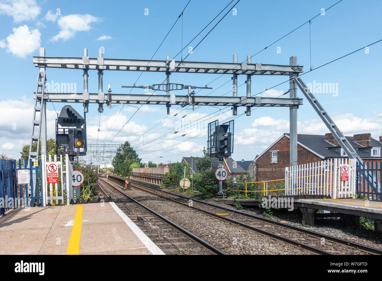 Strong Metal portale tragen overhead Power Kabel Power Züge zu lesen West Bahnhof in Reading, Berkshire, Großbritannien Stockfoto